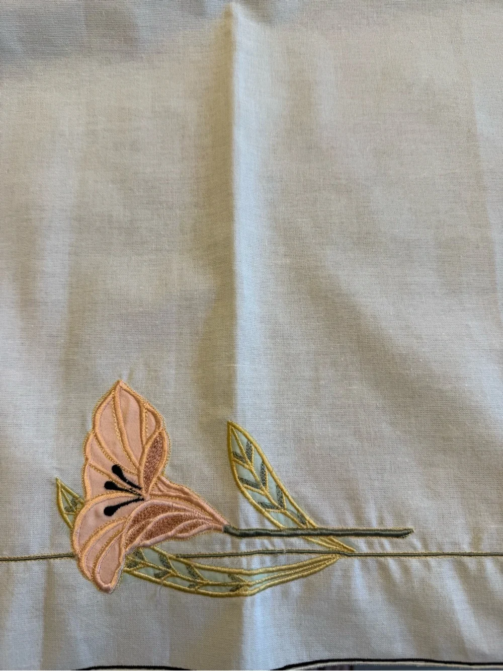 Villeroy & Boch Embroidered Pink Lily Scalloped Tablecloth 58